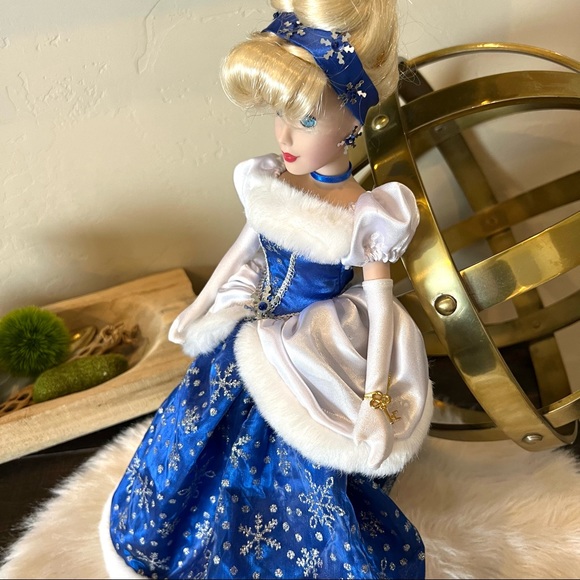 Disney Cinderella Porcelain Keepsake 16" Doll Royal Holiday Edition Brass Key - Picture 2 of 6
